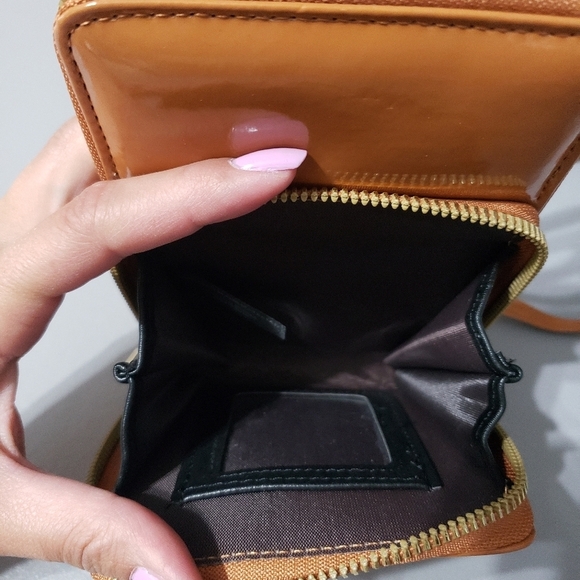 brown faux leather crossbody bag with 2 pockets and a phone pocket - Picture 5 of 12